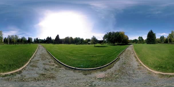 UHD 4K 360 VR Віртуальна реальність району відпочинку міського парку. Дерева й зелена трава восени або влітку. — стокове відео
