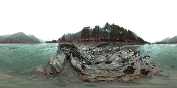 VR de un hermoso río de montaña a finales de otoño. Parque nacional, prado, ribera del río en día nublado. — Vídeo de stock