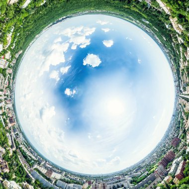 Kesişen yollar, evler, binalar, parklar ve otoparklar olan havacılık şehri manzarası. Güneşli yaz panoramik resmi