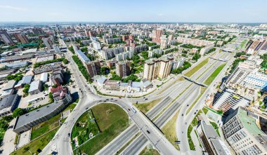 Kesişen yollar, evler, binalar, parklar ve otoparklar olan havacılık şehri manzarası. Güneşli yaz panoramik resmi