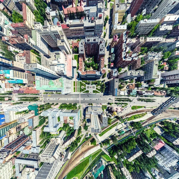 交差点や道路、住宅、建物、公園や駐車場と空中都市の景色。晴れた夏のパノラマ画像 — ストック写真