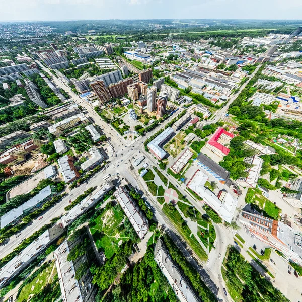 Vista aérea de la ciudad con encrucijadas y caminos, casas, edificios, parques y estacionamientos. Imagen panorámica soleada de verano —  Fotos de Stock