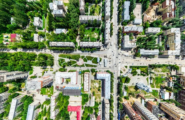 Αεροφωτογραφία της πόλης με σταυροδρόμια και δρόμους, σπίτια, κτίρια, πάρκα και χώρους στάθμευσης. Ηλιόλουστη καλοκαιρινή πανοραμική εικόνα — Φωτογραφία Αρχείου