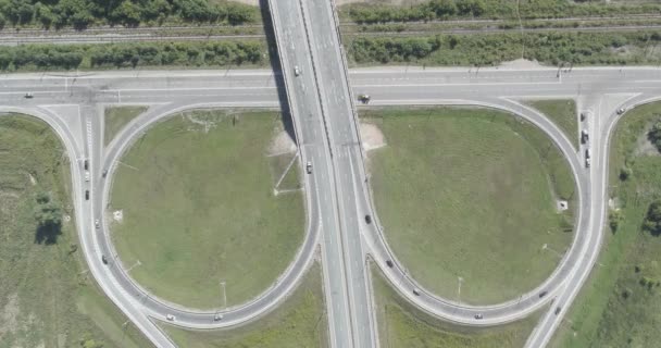 Zeitraffer der Luftaufnahme des Stadtverkehrs an einer Straßenkreuzung. Autobahnstraße. vertikale Ansicht. Schnelle Bewegung. — Stockvideo