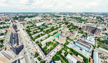 Kesişen yollar, evler, binalar, parklar ve otoparklar olan havacılık şehri manzarası. Güneşli yaz panoramik resmi