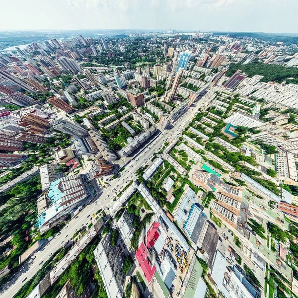 Vista aérea de la ciudad con encrucijadas y caminos, casas, edificios, parques y estacionamientos. Imagen panorámica soleada de verano —  Fotos de Stock