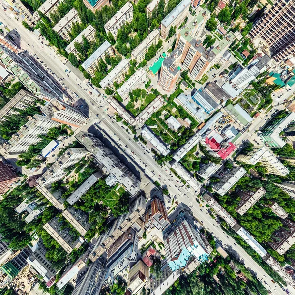 Vue aérienne de la ville avec carrefour et routes, maisons, bâtiments, parcs et parkings. Image panoramique ensoleillée d'été — Photo