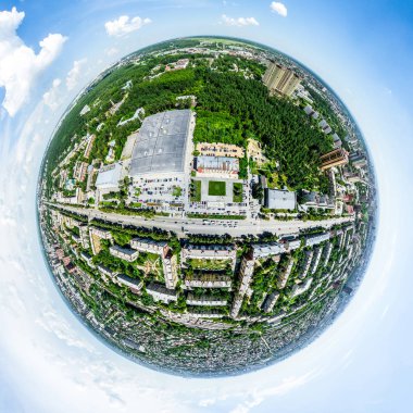 Kesişen yollar, evler, binalar, parklar ve otoparklar olan havacılık şehri manzarası. Güneşli yaz panoramik resmi