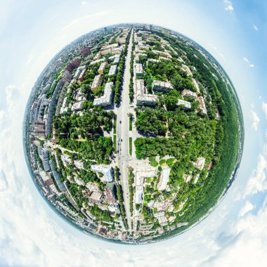 Kesişen yollar, evler, binalar, parklar ve otoparklar olan havacılık şehri manzarası. Güneşli yaz panoramik resmi