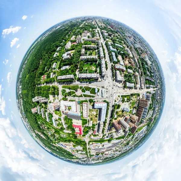 Vista aérea de la ciudad con encrucijadas y caminos, casas, edificios, parques y estacionamientos. Imagen panorámica soleada de verano —  Fotos de Stock