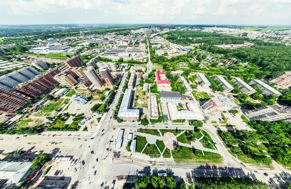 Vista aérea de la ciudad con encrucijadas y caminos, casas, edificios, parques y estacionamientos. Imagen panorámica soleada de verano — Foto de Stock