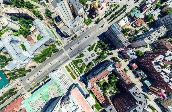 Kesişen yollar, evler, binalar, parklar ve otoparklar olan havacılık şehri manzarası. Güneşli yaz panoramik resmi