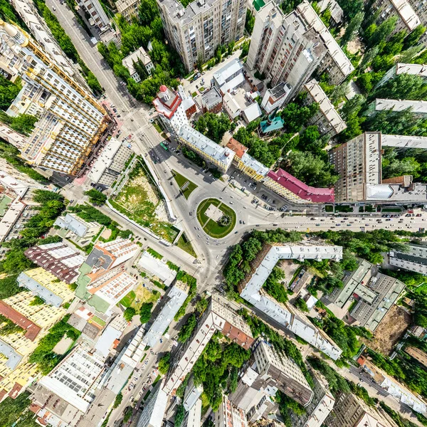 Luftaufnahme der Stadt mit Kreuzungen und Straßen, Häusern, Gebäuden, Parks und Parkplätzen. Sonniges Sommerpanorama — Stockfoto