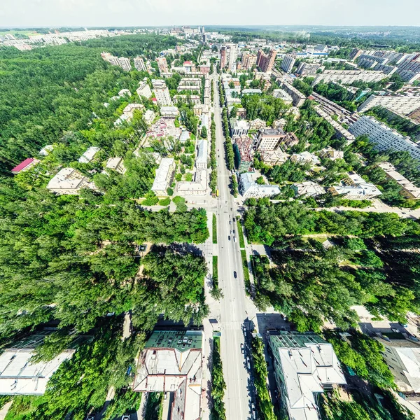 Légi kilátás kereszteződésekkel és utakkal, házak, épületek, parkok és parkolók. Napfényes nyári panoráma kép — Stock Fotó