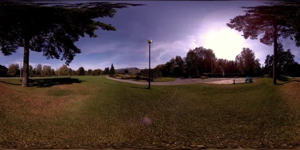 UHD 4K 360 VR Realidad virtual de un área recreativa del parque de la ciudad. Árboles y hierba verde en el día de otoño o verano — Vídeo de stock