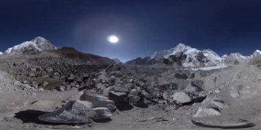 Khumbu Buzulu 'ndaki Everest Üssü' nün 360. Khumbu Vadisi, Sagarmatha Ulusal Parkı, Himalayalar 'ın Nepal' i. Gorak Shep yakınlarındaki EBC rotası.