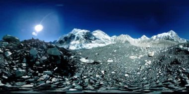 Khumbu Buzulu 'ndaki Everest Üssü' nün 360. Khumbu Vadisi, Sagarmatha Ulusal Parkı, Himalayalar 'ın Nepal' i. Gorak Shep yakınlarındaki EBC rotası.