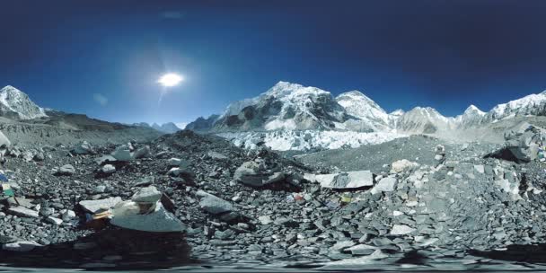 360 VR του Everest Base Camp στον παγετώνα Khumbu. Κοιλάδα Κούμπου, εθνικό πάρκο Σαγκαρμάθα, Νεπάλ των Ιμαλαΐων. Διαδρομή γραμμής EBC κοντά στο Gorak Shep. — Αρχείο Βίντεο