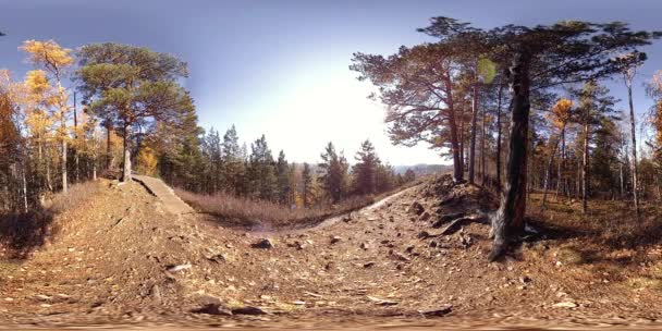 4K 360 VR Réalité virtuelle d'une belle scène de montagne à l'automne. Montagnes russes sauvages . — Video