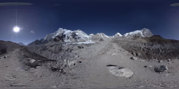 Khumbu 빙하에 있는 에베레스트 베이스 캠프 의 360 vr. 히말라야 산맥 의 네 팔 에 있는 사그라 타 국립 공원 인 큐 부 계곡이다. 고락사 프 근처 EBC 궤도. — 비디오