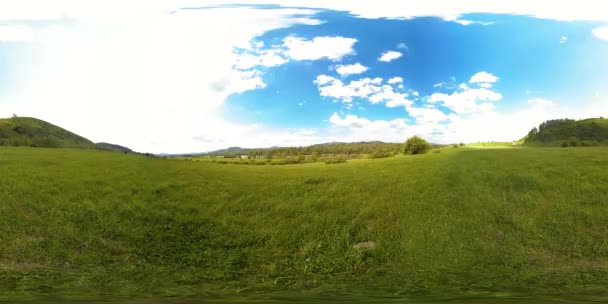 360 VR 'lık güzel bir dağ çayırı zaman dilimi. Yaz ya da sonbahar zamanında. Bulutlar, yeşil çimenler ve güneş ışınları. — Stok video