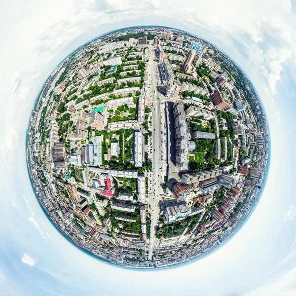 Vista aerea sulla città con crocevia e strade, case, edifici, parchi e parcheggi. Estate soleggiata immagine panoramica — Foto Stock