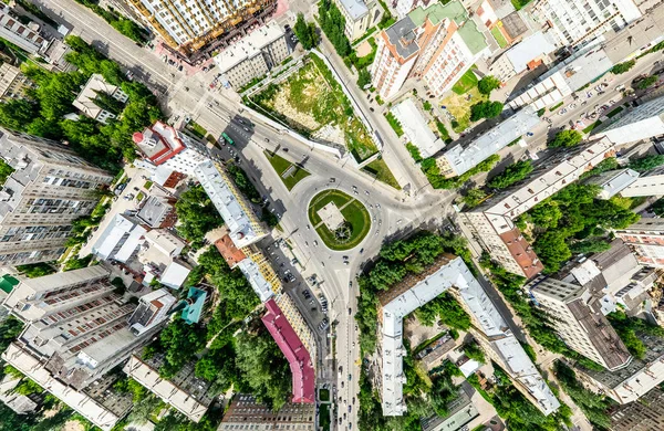 Luftaufnahme der Stadt mit Kreuzungen und Straßen, Häusern, Gebäuden, Parks und Parkplätzen. Sonniges Sommerpanorama — Stockfoto