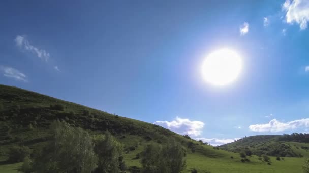 4K UHD hegyi rét időeltolódása nyáron. Felhők, fák, zöld fű és napsugarak mozgása. — Stock videók