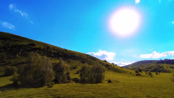Yaz aylarında dağdaki çayır zaman çizelgesi. Bulutlar, ağaçlar, yeşil çimenler ve güneş ışınları hareketi. — Stok video
