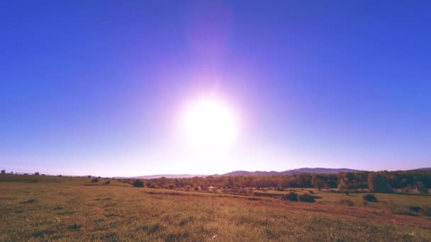 4K UHD montaña prado timelapse en el verano. Nubes, árboles, hierba verde y rayos de sol movimiento. — Vídeo de stock