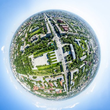 Yolları, evleri ve binaları olan havacılık şehri manzarası.