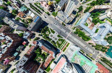 Kesişen yollar, evler, binalar, parklar ve otoparklar olan havacılık şehri manzarası. Güneşli yaz panoramik resmi