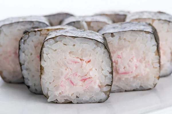 Restaurante de comida japonesa, plato de rollo de sushi maki gunkan o set de platos. Conjunto y composición de sushi — Foto de Stock