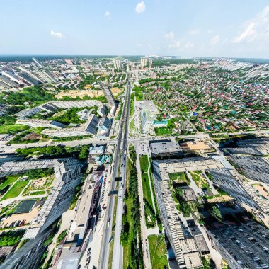 Kesişen yollar, evler, binalar, parklar ve otoparklar olan havacılık şehri manzarası. Güneşli yaz panoramik resmi