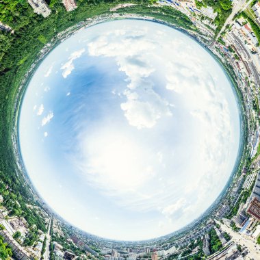 Kesişen yollar, evler, binalar, parklar ve otoparklar olan havacılık şehri manzarası. Güneşli yaz panoramik resmi