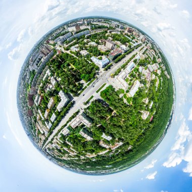 Kesişen yollar, evler, binalar, parklar ve otoparklar olan havacılık şehri manzarası. Güneşli yaz panoramik resmi