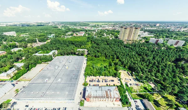 Légi kilátás kereszteződésekkel és utakkal, házak, épületek, parkok és parkolók. Napfényes nyári panoráma kép — Stock Fotó