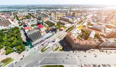 Yolları, evleri ve binaları olan havacılık şehri manzarası.