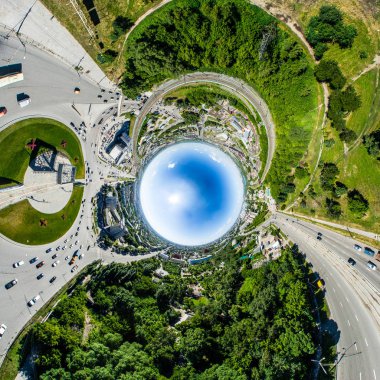 Yolları, evleri ve binaları olan havacılık şehri manzarası.