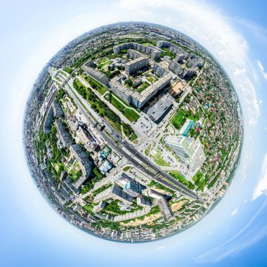 Kesişen yollar, evler, binalar, parklar ve otoparklar olan havacılık şehri manzarası. Güneşli yaz panoramik resmi