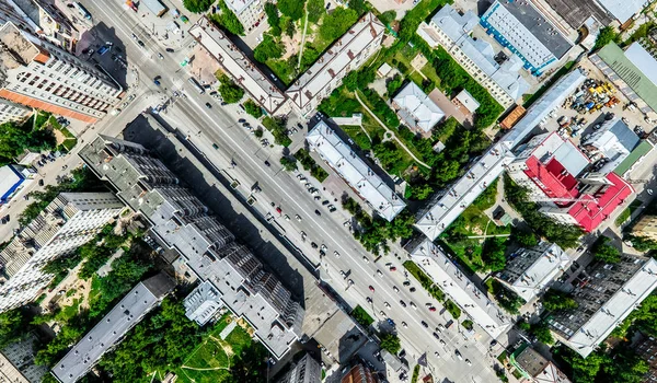 Vista aerea sulla città con crocevia e strade, case, edifici, parchi e parcheggi. Estate soleggiata immagine panoramica — Foto Stock