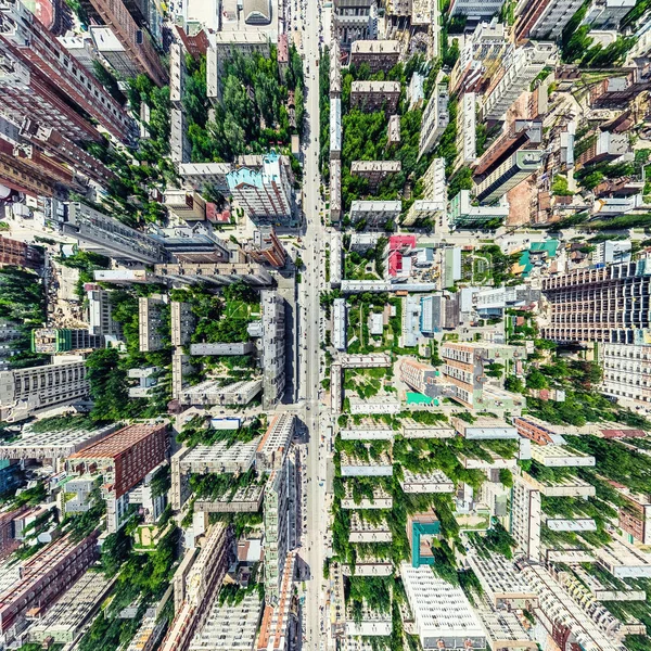 Kesişen yollar, evler, binalar, parklar ve otoparklar olan havacılık şehri manzarası. Güneşli yaz panoramik resmi — Stok fotoğraf