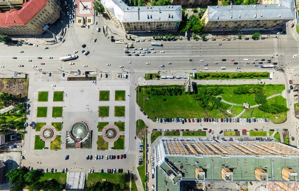 Vista aérea de la ciudad con encrucijadas y caminos, alberga edificios. Disparo de helicóptero. Imagen panorámica. —  Fotos de Stock