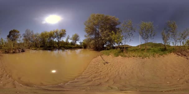 Віртуальна реальність річки UHD 4K 360 VR тече через скелі в прекрасному гірському лісі. — стокове відео