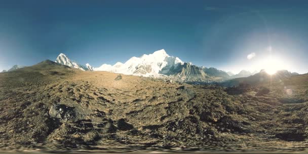 360 vr panoramiczny widok na zachód słońca nad Kala Patthar. Mount Everest i dolina Khumbu, Nepal Himalajów. Owce gorak — Wideo stockowe