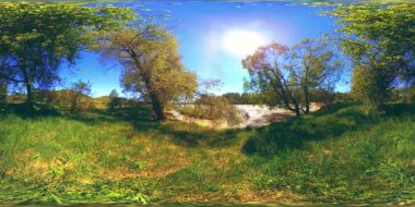 UHD 4K 360 VR Bir nehrin Sanal Gerçekliği güzel dağ ormanlarında kayaların üzerinden akıyor