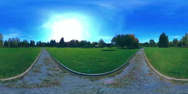 UHD 4K 360 VR Virtual Reality eines Erholungsgebietes im Stadtpark. Bäume und grünes Gras am Herbst- oder Sommertag — Stockvideo