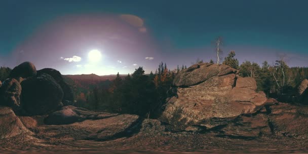 4K 360 VR εικονική πραγματικότητα μιας όμορφης ορεινής σκηνής το φθινόπωρο. Άγρια βουνά της Σιβηρίας. — Αρχείο Βίντεο