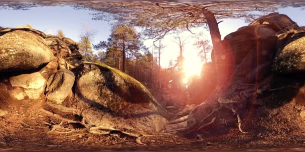 4K 360 VR Réalité virtuelle d'une belle scène de montagne à l'automne. Montagnes sauvages de Sibérie. — Video