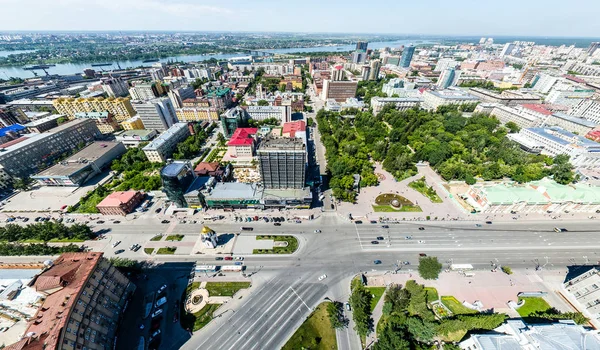 Yolları, evleri ve binaları olan havacılık şehri manzarası.